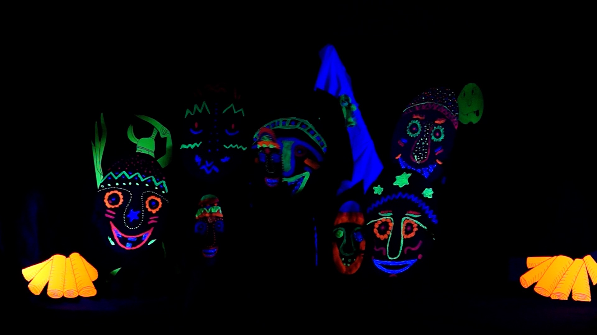 g_g_20210304_Schwarzlichttheater_Masken mit Feuerstellen.jpg