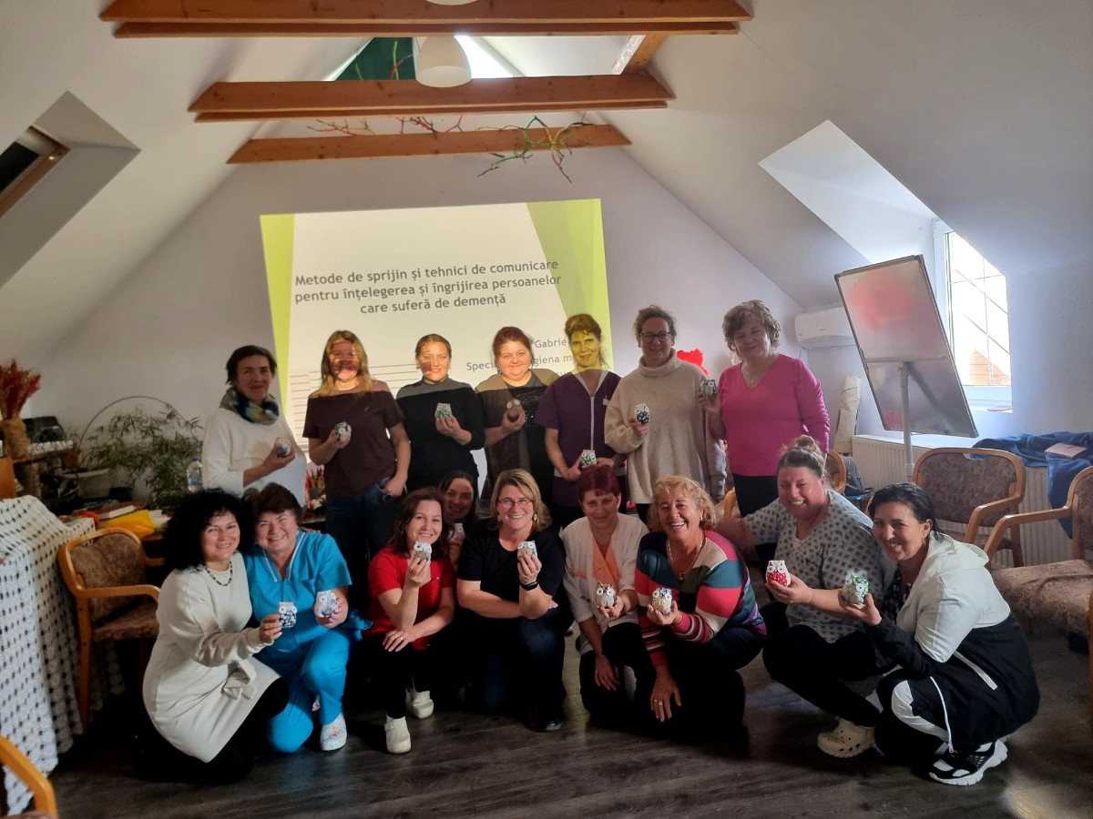 Schulung für Mitarbeiterin im Bereich der Altenpflege mit Alzheimer-Patienten.jpg